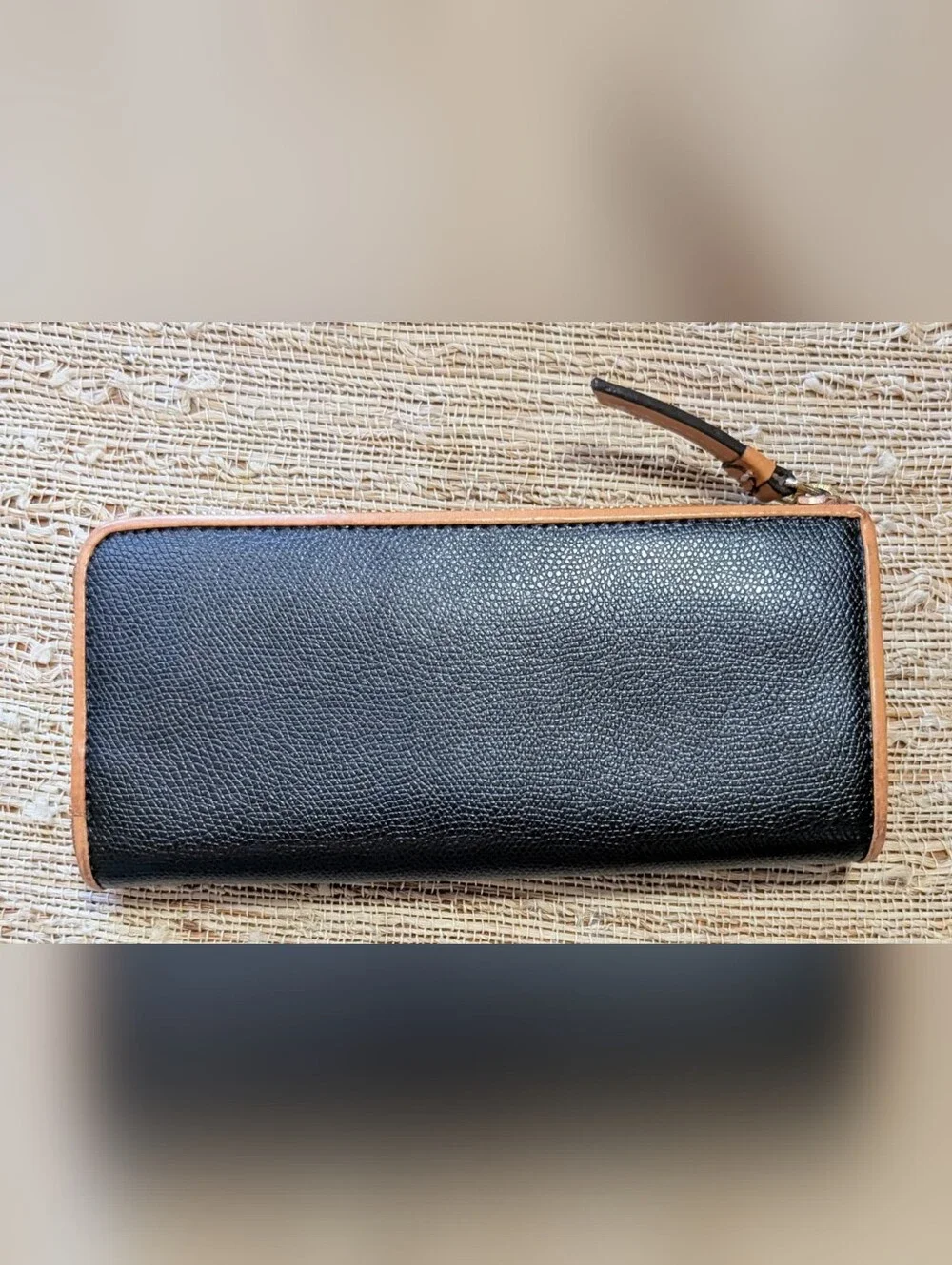 EUC Dooney & Bourke City Zip Clutch Wallet Black